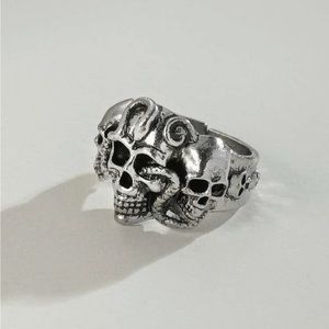 Men’s silver skull ring